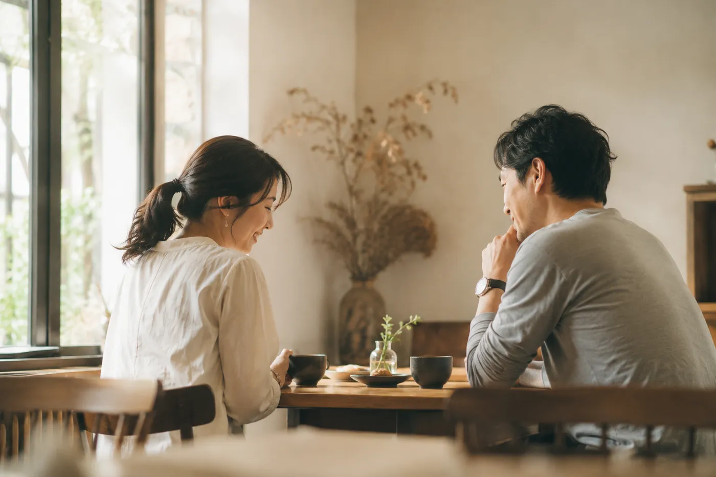 カフェで穏やかに会話するカップル